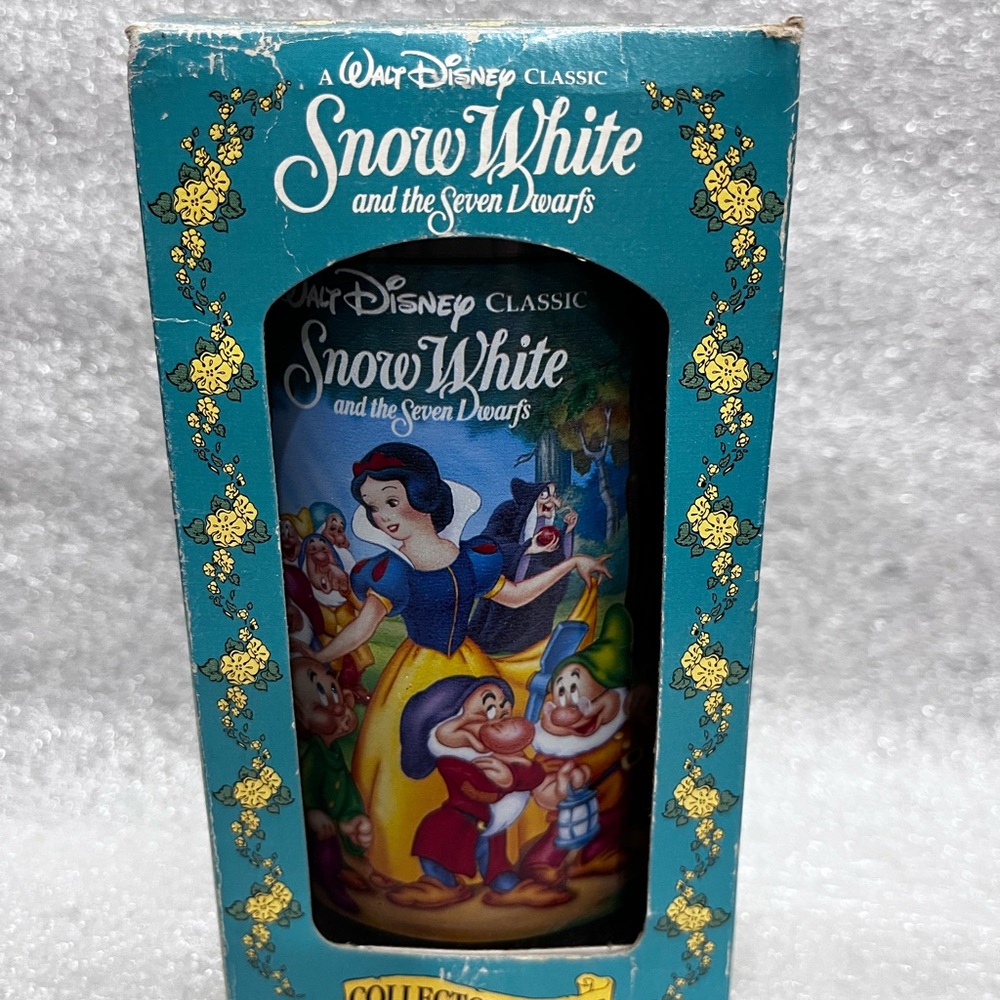 Disney Snow White and the Seven Dwarfs Collectible plastic drinking Glass
